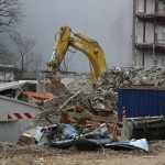 Kompletter Abbruch eines Wohn--und-Geschaeftshauses